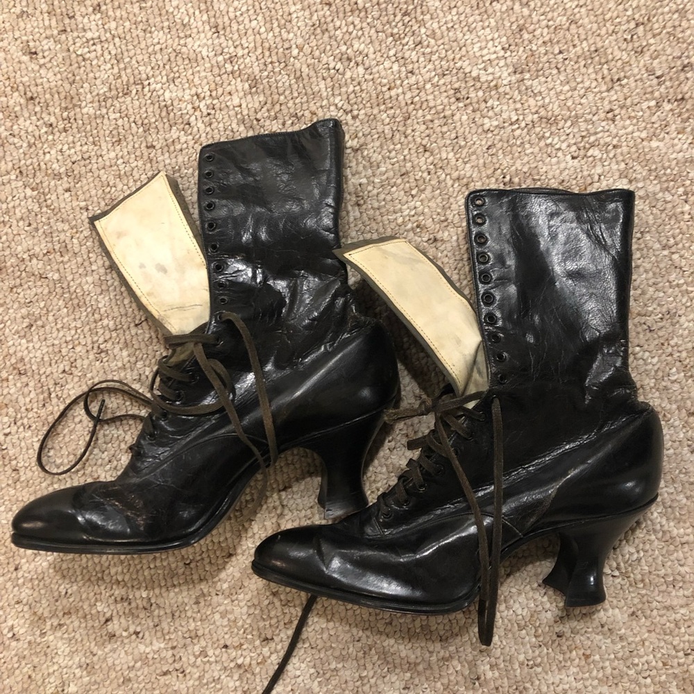 Vintage size 6 boots black